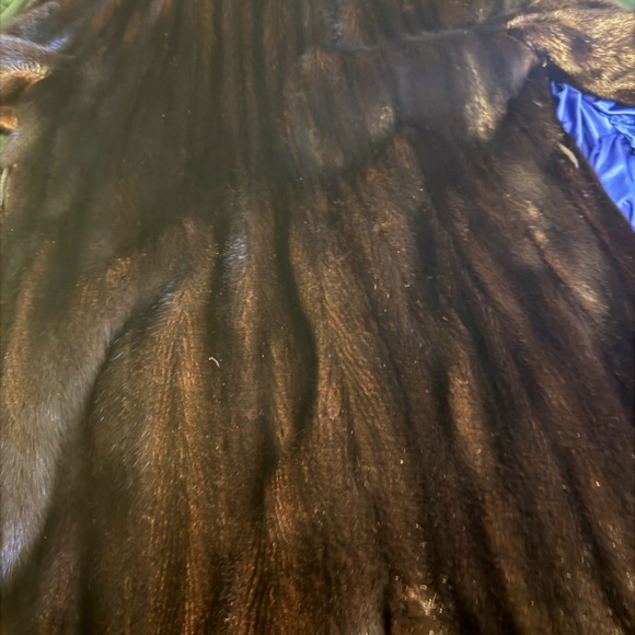 Luxurious Brown Fur Coat - Picture 3 of 5